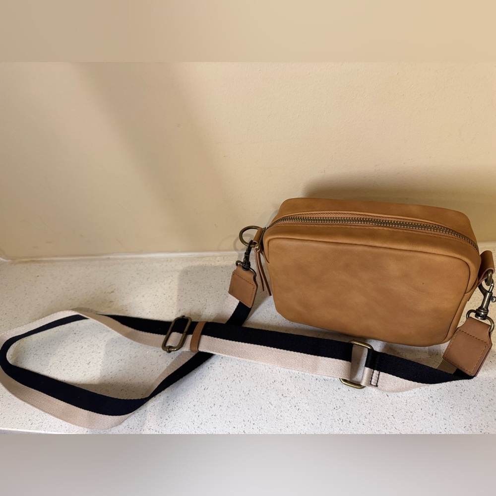 THREAHOLDS Tan Crossbody camera bag purse adjustable strap - Picture 2 of 4